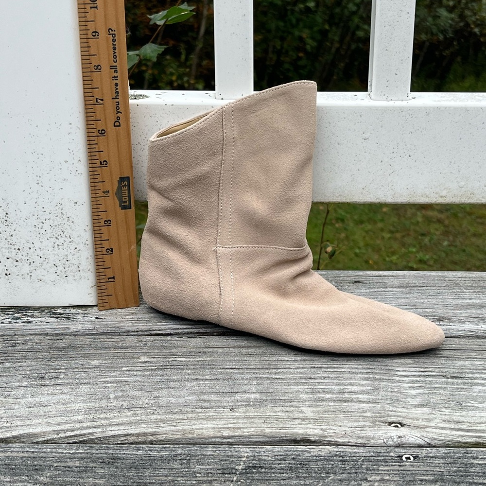 Suede ankle boot.